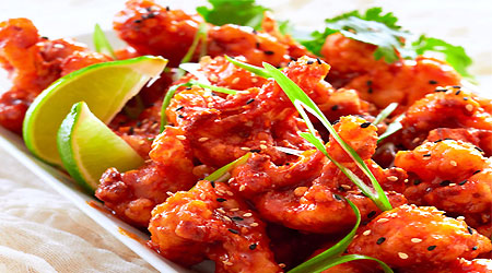 Colorful gopi manchurian with fresh coriander leaves and wedges of lemon in the Beach resataurant of Bluebay beach resort